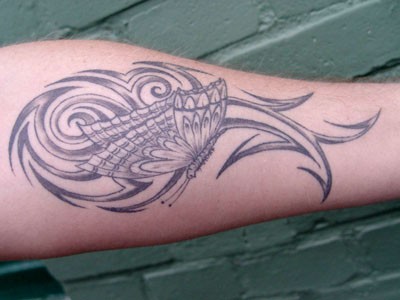 Ook heb ik een vlinder op mijn linker onderarm laten tatoeëren, 